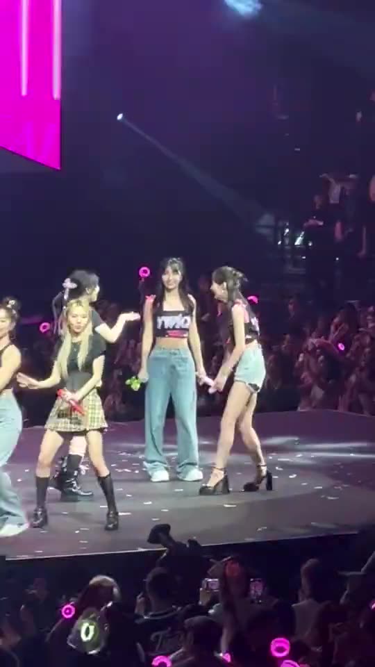 TWICE Sana, Momo, Nayeon dance to (G)I-DLE Queencard