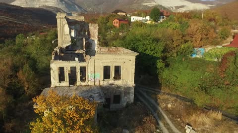 girl in the ruined castle