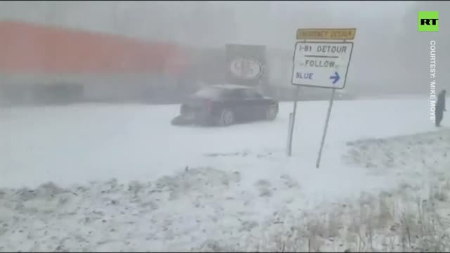 enorme tamponamento in autostrada della Pennsylvania durante una tormenta di neve almeno 3 persone uccise e più di una dozzina ferite