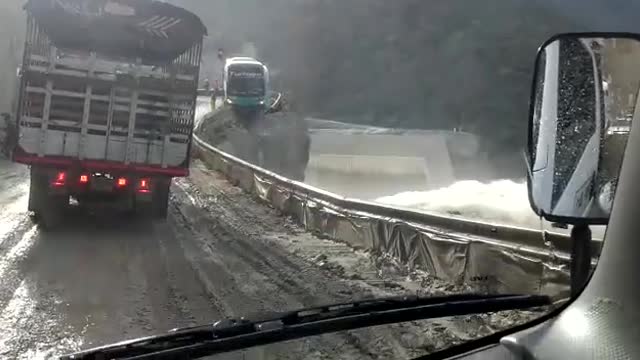 Un bus casi cae a Hidroituango