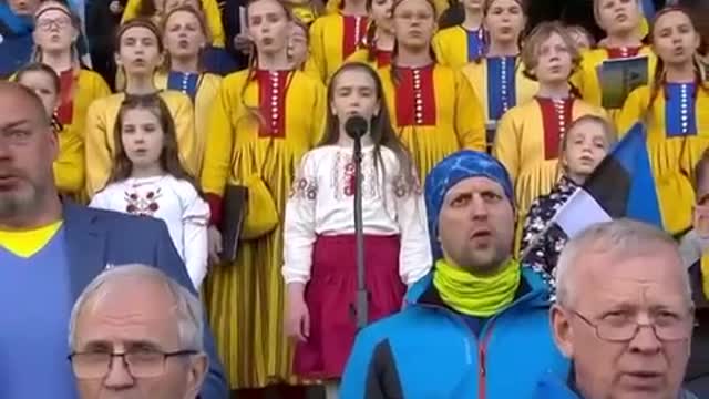 🎤 THOUSANDS OF PEOPLE SANG THE SONG “THE RED VIBURNUM IN THE MEADOW” AT A CHARITY CONCERT IN ESTONIA