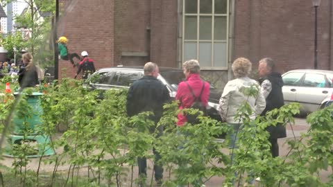 Voorzichtig Mietje Abseilt van de Watertoren van Vlaardingen af.