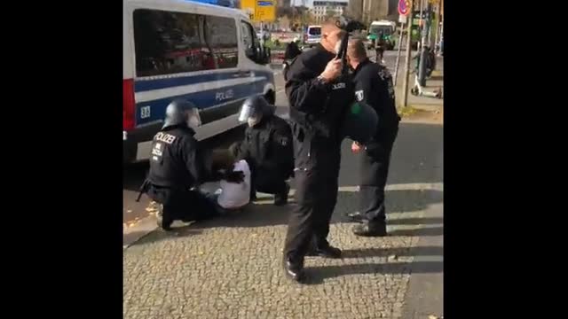 Polizei Gewalt gegen Kinder ! Demo 25.10.2020 Berlin