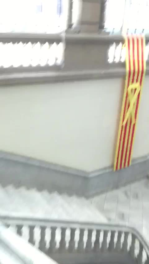 Cataluña| Arrancan con orgullo el cartel racista separatista de Hospital Clínico de Barcelona