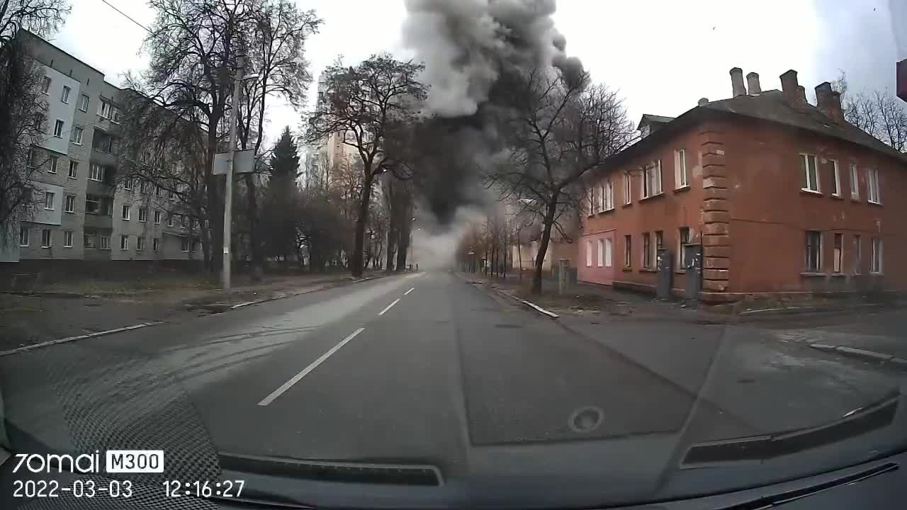 Dashcam captures shelling in Chernihiv