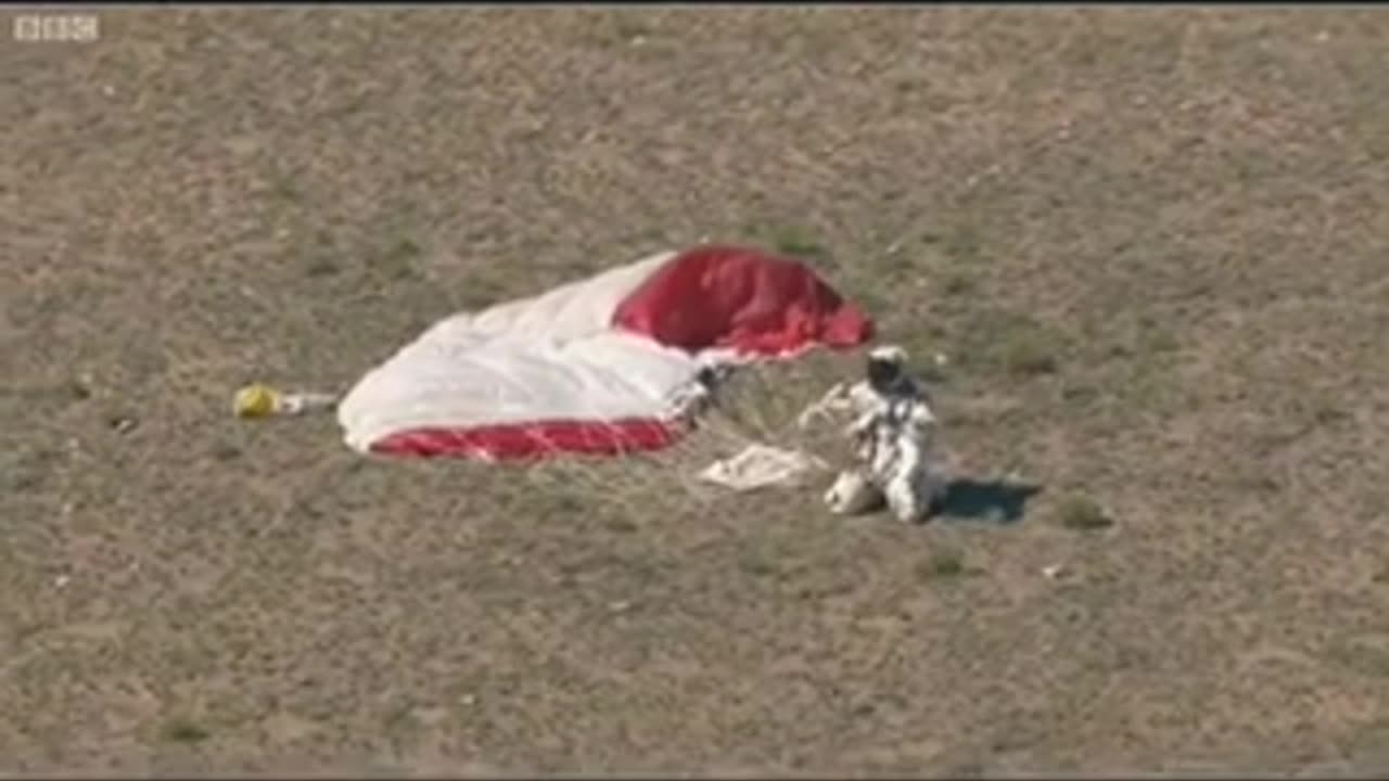 Australian Astronaut jump from space to reach Earth 🌎