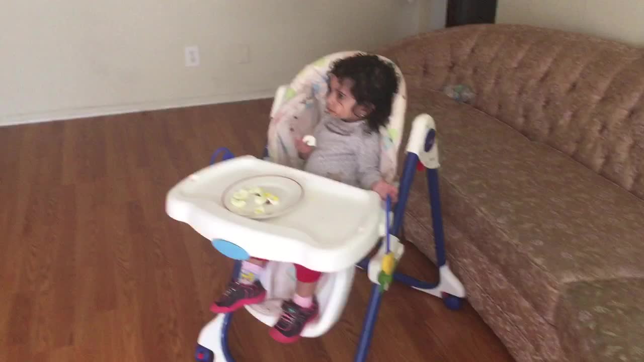 Dad discovers hilarious way to feed daughter