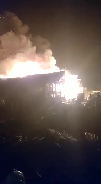 Voraz incendio en Playa Blanca.