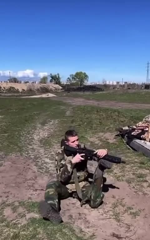 Ukrainian soldier shows a unique combat trick