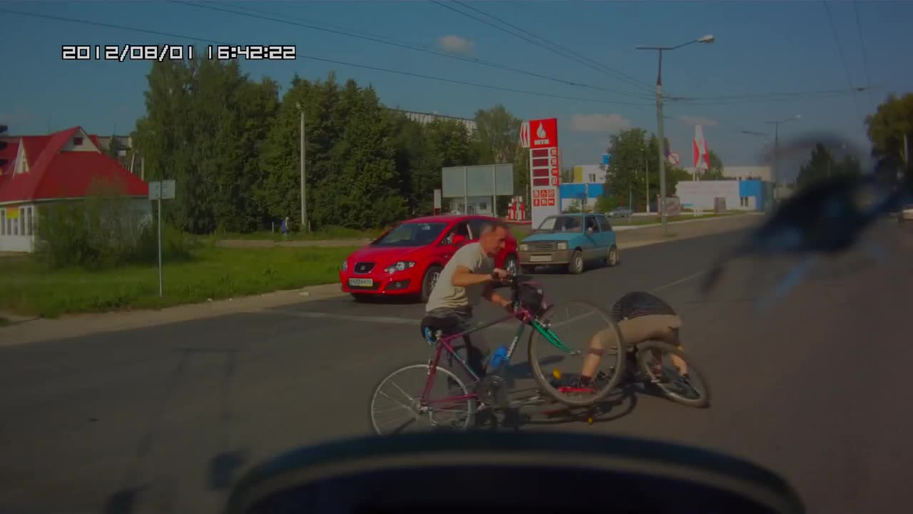 Bicycles Crash Crossing an Intersection