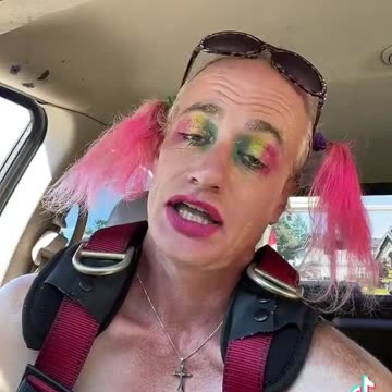 La domanda sorge spontanea… Perché i transessuali vogliono essere così amichevoli con i bambini?