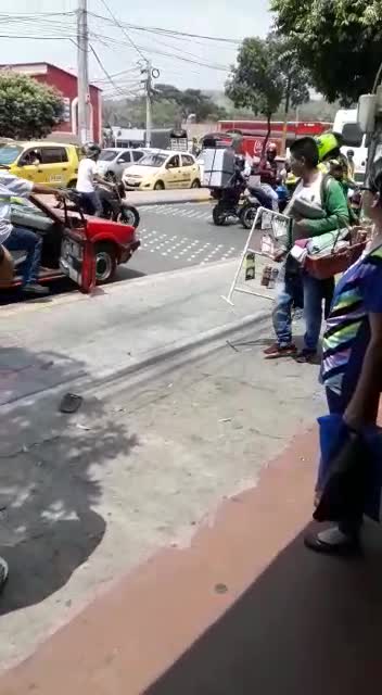 Video registró cómo un conductor destruyó su carro tras ser multado en Girón