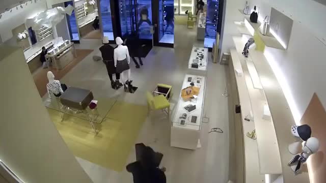 14 suspects conduct 'grab & run' at Louis Vuitton store in Oak Brook Center Mall near Chicago