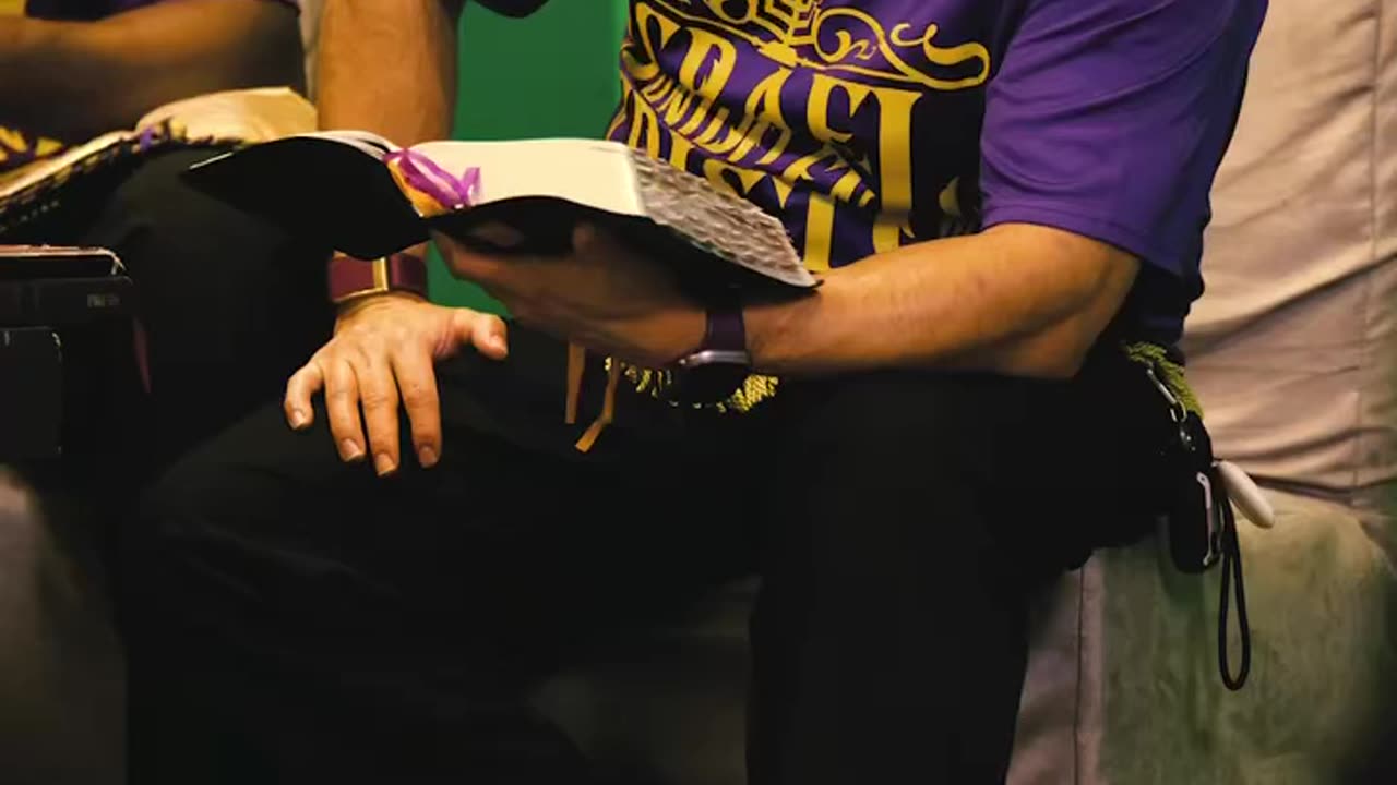 ¿Qué dice la Biblia acerca de una mujer enseñando a toda la iglesia?