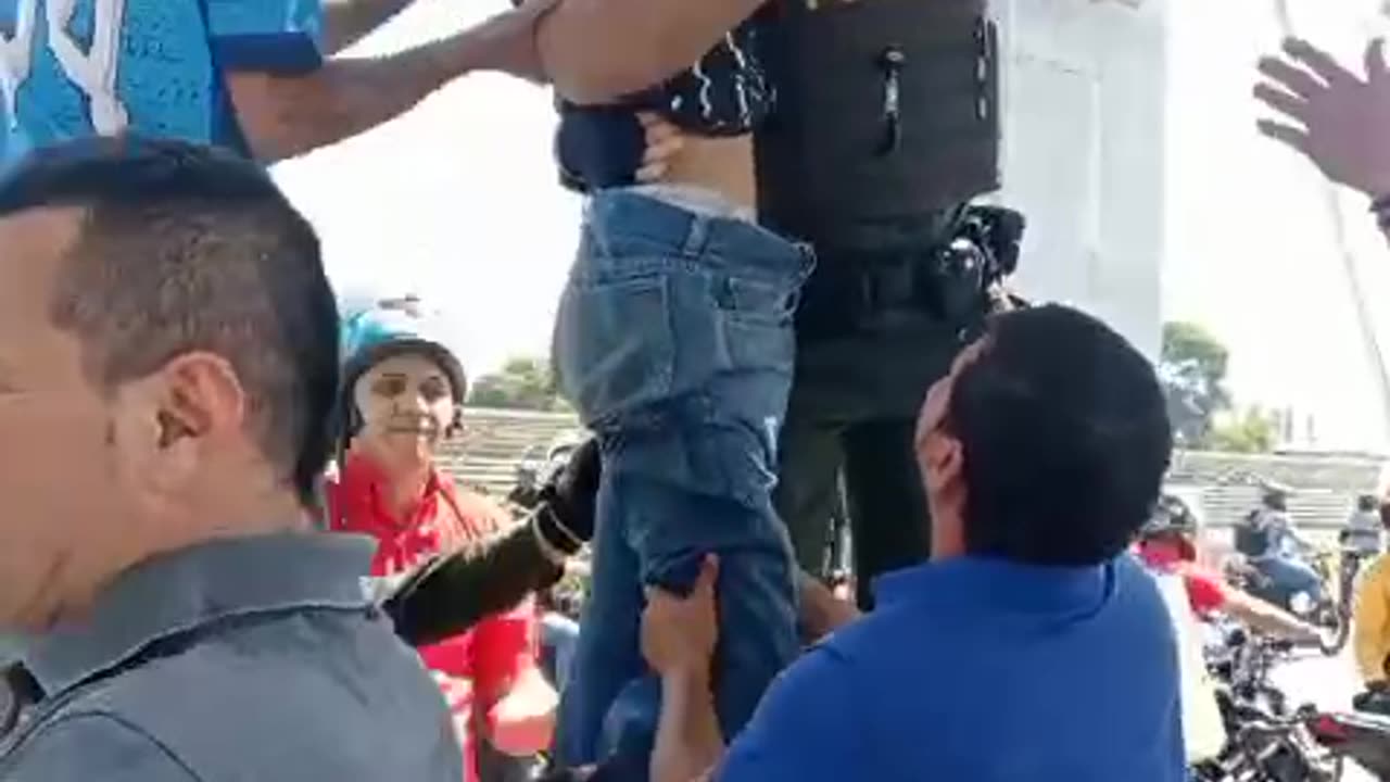 Video | Policía salvó a joven que intentó lanzarse al vacío desde el puente La Novena