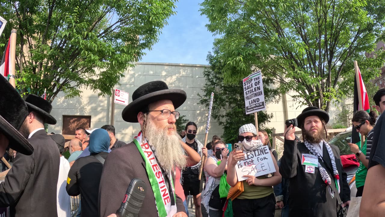 Rabbi Dovid Feldman at the protest "STOP THE SALE OF STOLEN PALESTINIAN LAND."