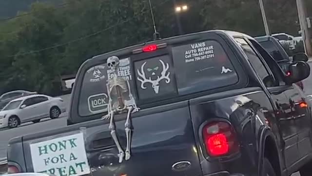 😂 Halloween decorated truck with surprise