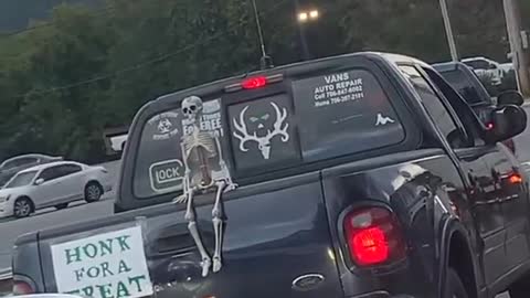 😂 Halloween decorated truck with surprise