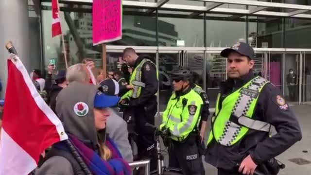 Vancouver Canada manifestazione per chiedere arresto di Bill Gates