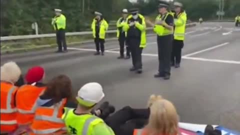 In the UK: And this is how the police deal with left wing global warming protesters!🤷‍♂️