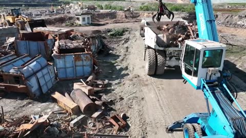 MHL 350 Loading scrap metal on Caterpillar