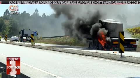 Camião incendeia-se em Lousada