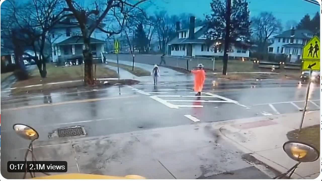 Maryland Crossing Guard🛑 saves🧒🚸 Middle School Student from Being Hit🚔