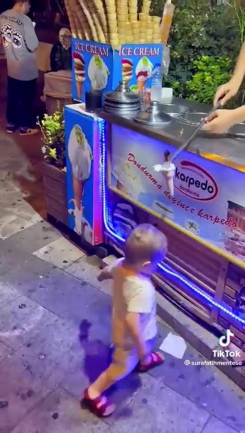 ΠΟΛΛΑ ΝΕΥΡΑ ΤΟ ΜΙΚΡΟ.