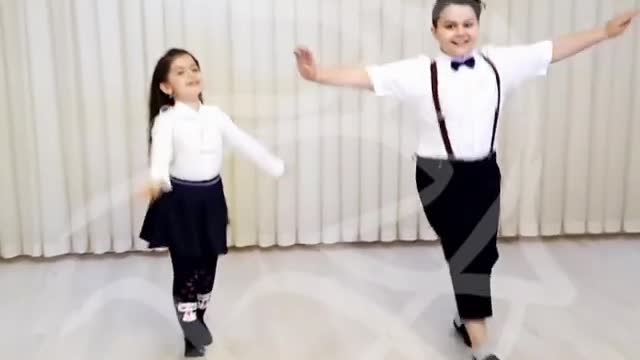 😍😍 See how beautiful these two elves dance