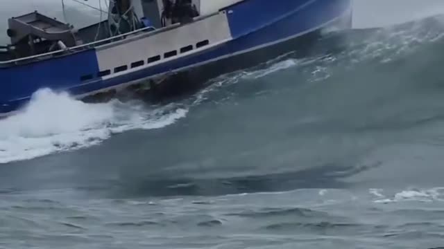 OHHH SHTT SHIP IS IN DANGER IN SEA STROM