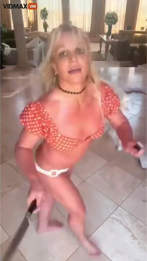 Britney Spears Freaks Out Her Fans As She Dances With Two Knives