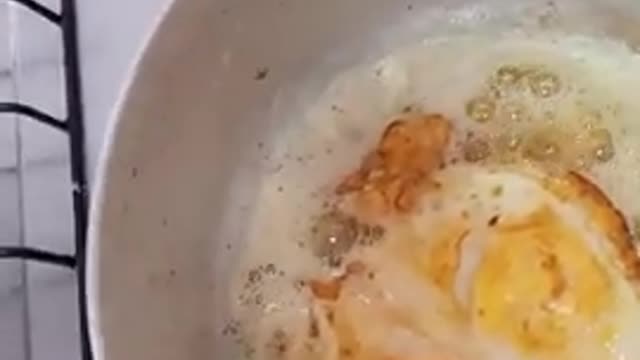 Como frita um ovo sem grudar na frigideira com pouco óleo #SHORTS🍳