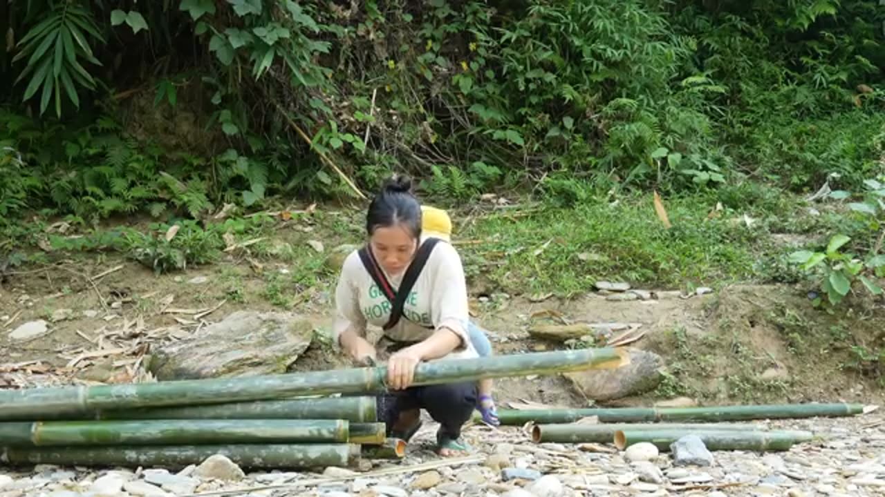 Single mother and baby - went to the stream to make a bamboo raft and caught a lot of big fish