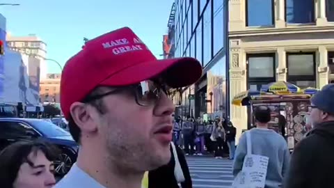 片主喺大選後戴MAGA帽行曼哈頓街頭，睇睇途人有咩反應