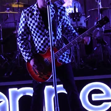 Annex sings Def Leppard song Photograph at Maloney's