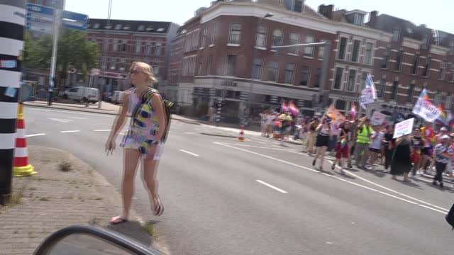 Gay Pride Rotterdam we slaan het Noordereiland op naar de Willemsbrug