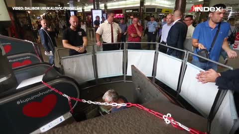 Radnici pokušavaju popraviti stepenice uz probleme sa zaštitarima