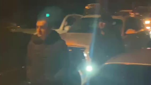 В Сухуми у госдачи прибывает больше людей, дорога заблокирована машинами