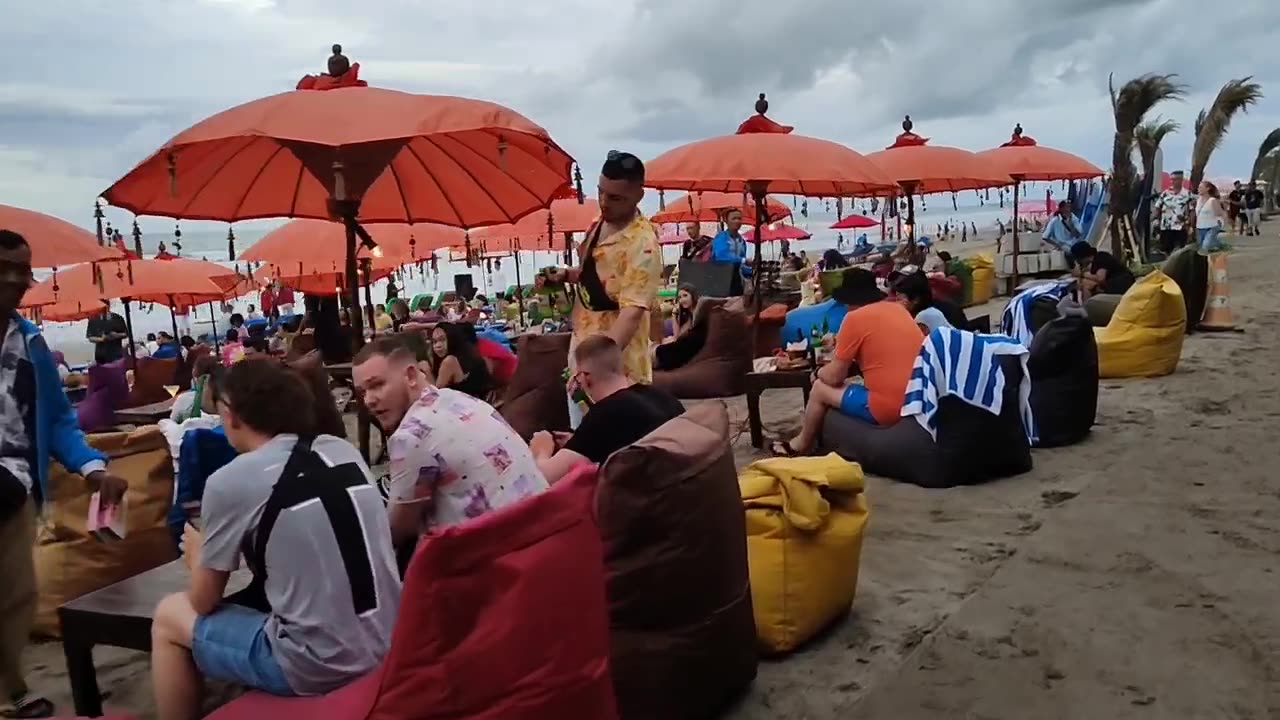 Bule Bali dan turis lokal Enjoy di La Plancha Pantai Seminyak,