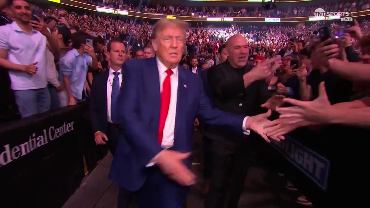 🚨 Donald Trump walks into UFC 302 — Crowd ROARS 🔥