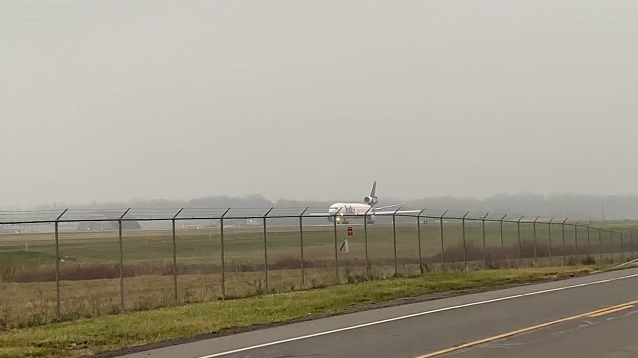 In the fog!!! Rochester, NY FedEx MD10 12/12/2020