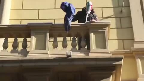 Patriotic Italians RIP down European Union flag and replace it with Italian flag