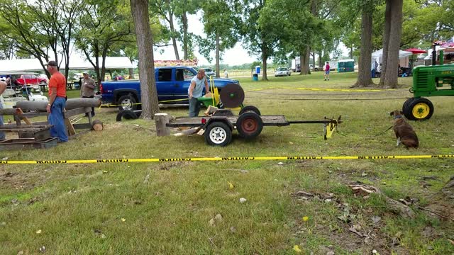 Flat belt sawmill