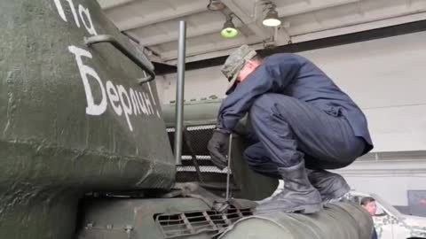 Příprava ruských historických tanků na přehlídku 9. května