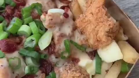 CHICKEN NUGGET POUTINE