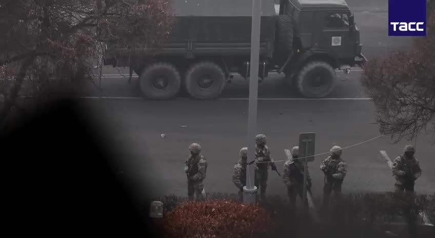 Alma-Ata - začali intenzívne prestrelky medzi armádou a ozbrojenými výtržníkmi