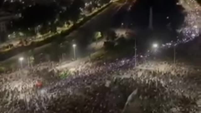 Thousands of Chileans march in downtown Santiago and other major cities