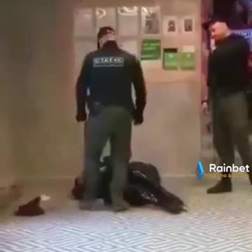 Η Ρωσική αστυνομία πειθαρχεί τρανσέξουαλ !