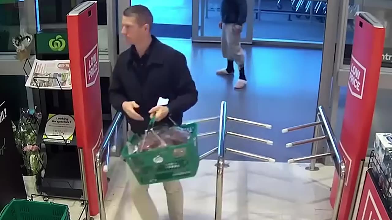 Off Duty cop stops shoplifter