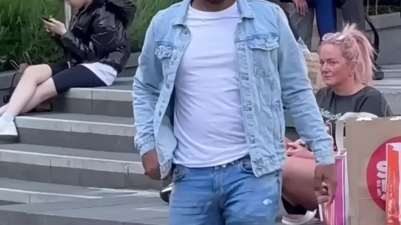 Pakistani guy comedy video wait for the end video wait for the end